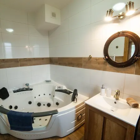 Ostoja Dwa Jeziora Bed and breakfast 4*